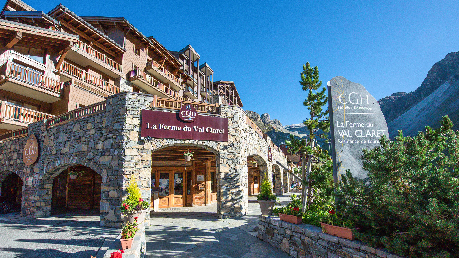 Summer exterior, La Ferme du Val Claret - CGH Résidences